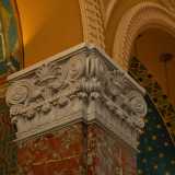 Volgiamo ora lo sguardo a sinistra dove delle massicce colonne, ricoperte da lastre marmoree con elaborati capitelli...